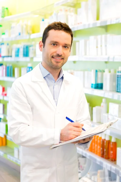 Farmacista attraente prendere appunti sul lavoro — Foto Stock