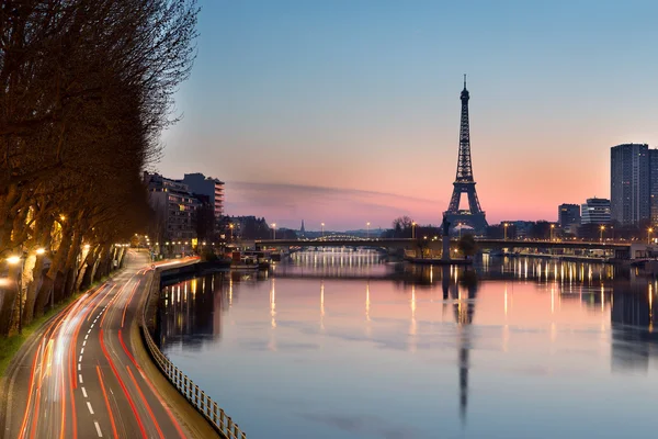 Eiffelturm und seine fluss bei aufgang, paris - frankreich — Stockfoto