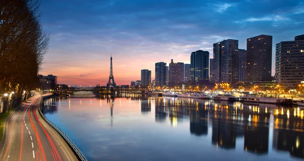 Eiffeltoren en de Seine rivier bij sunrise, Parijs - Frankrijk — Stockfoto