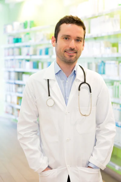 Retrato de um farmacêutico atraente no trabalho — Fotografia de Stock