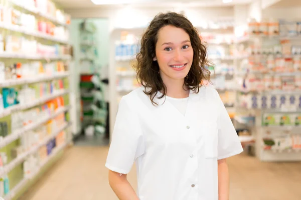 Retrato de um farmacêutico atraente no trabalho — Fotografia de Stock