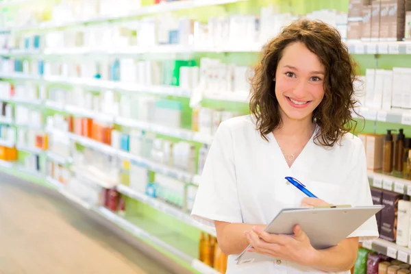 Aantrekkelijke apotheker notities op het werk — Stockfoto