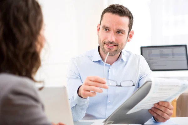 Joven empleador atractivo analizar curriculum vitae de la mujer — Foto de Stock