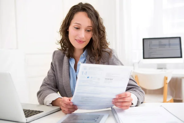 Joven atractiva mujer haciendo papeleo — Foto de Stock