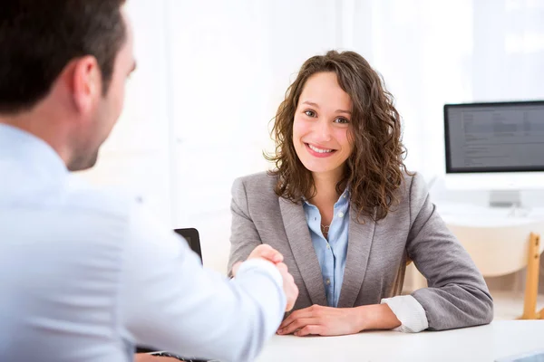 Junge attraktive Frau beim Vorstellungsgespräch — Stockfoto