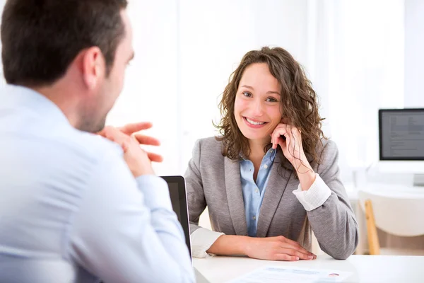Jonge aantrekkelijke vrouw tijdens sollicitatiegesprek — Stockfoto