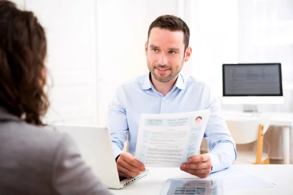 Joven empleador atractivo analizar curriculum vitae de la mujer — Foto de Stock