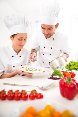 Genç attractives profesyonel şefler birlikte yemek