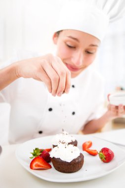 genç çekici profesyonel şef mutfağında yemek 