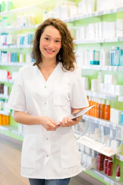 Atractivo farmacéutico que utiliza la tableta en el trabajo — Foto de Stock