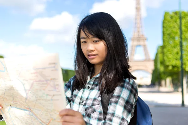 Young attractive asian tourist visiting Paris — Stock Photo, Image