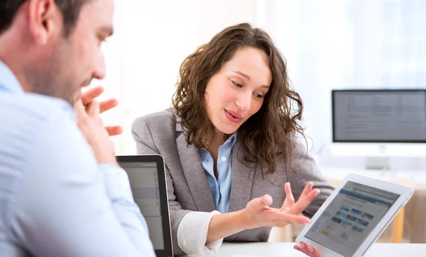 Jonge aantrekkelijke vrouw tijdens sollicitatiegesprek — Stockfoto