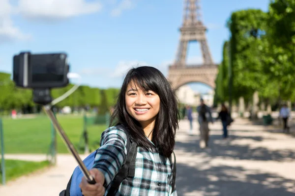 Молодой привлекательный азиатский турист в Париже делает селфи — стоковое фото