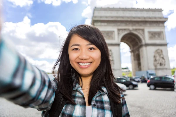 Young attractive asian tourist in Paris taking selfie — Stock Photo, Image