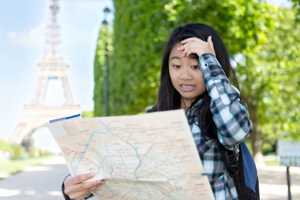 Young attractive asian tourist lost in Paris — Stock Photo, Image