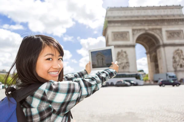 Young attractive asian tourist taking pictures in Paris — Stock Photo, Image