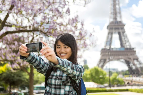 Unga attraktiva asiatiska turist i paris med selfie — Stockfoto