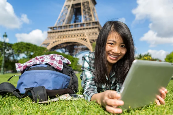 Young attractive asian tourist using tablet in Paris — Stock Photo, Image