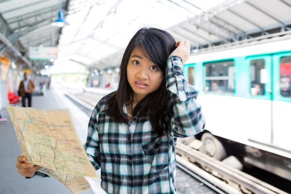 Junge attraktive asiatische Touristen verloren in Paris Stockfoto