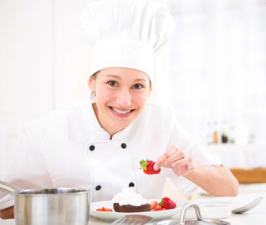 genç çekici profesyonel şef mutfağında yemek 