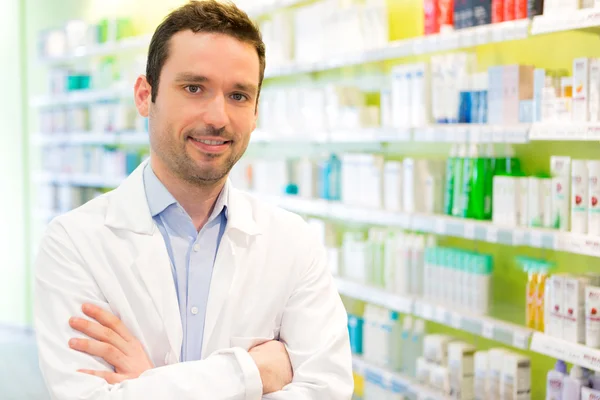 Porträt eines attraktiven Apothekers bei der Arbeit — Stockfoto