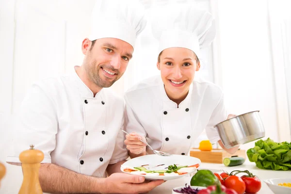 Young attractives professionals chefs cooking together — Stock Photo, Image