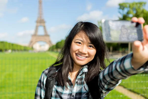 Unga attraktiva asiatiska turist i paris med selfie — Stockfoto