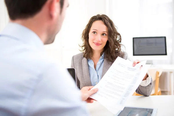 Giovane donna attraente durante il colloquio di lavoro — Foto Stock