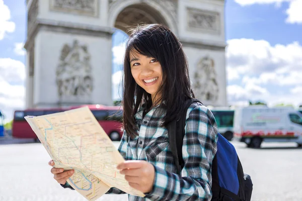 Young attractive asian tourist visiting Paris — Stock Photo, Image