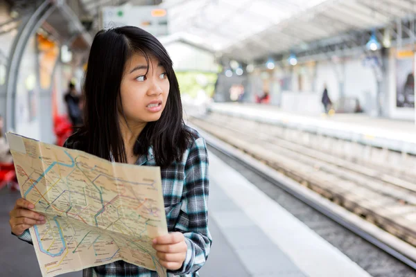 Young attractive asian tourist lost in Paris — Stock Photo, Image