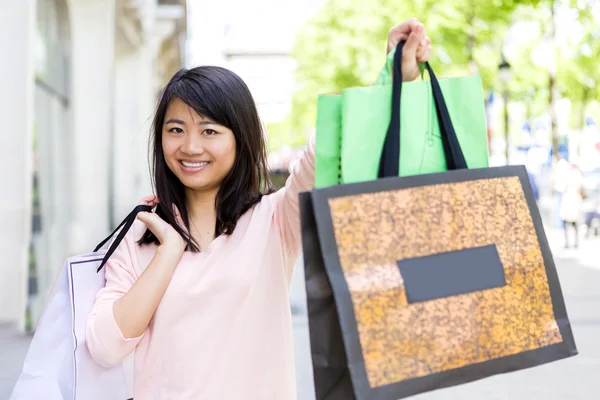 Jonge aantrekkelijke Aziatische toeristische doen shoppen in Parijs — Stockfoto