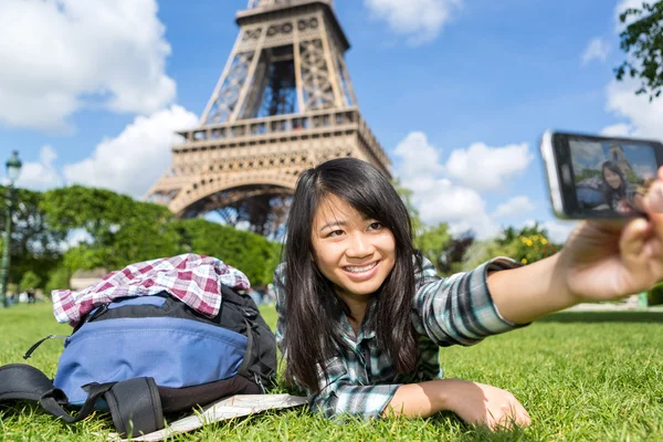 Jonge aantrekkelijke Aziatische toeristische in Parijs nemen selfie — Stockfoto