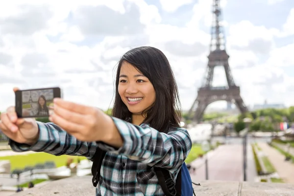 Молодой привлекательный азиатский турист в Париже делает селфи — стоковое фото
