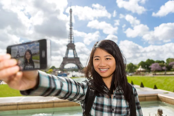 Joven atractivo asiático turista en Paris tomando selfie — Foto de Stock