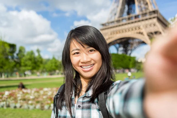 Young attractive asian tourist in Paris taking selfie — Stock Photo, Image