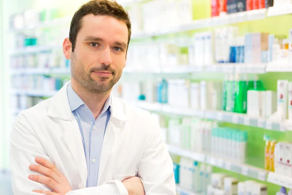 Ritratto di un farmacista attraente al lavoro — Foto Stock