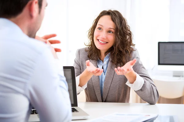 Jovem mulher atraente durante a entrevista de emprego — Fotografia de Stock