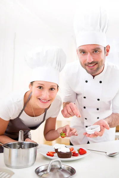 Młody kucharz szkolenia młodych atrakcyjne dziewczyny do gotowania — Zdjęcie stockowe