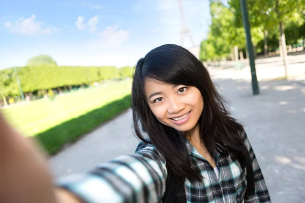 Jovem atraente asiático turista em Paris tomando selfie — Fotografia de Stock