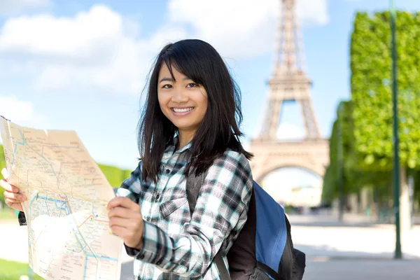 Молодой привлекательный азиатский турист, посещающий Париж — стоковое фото