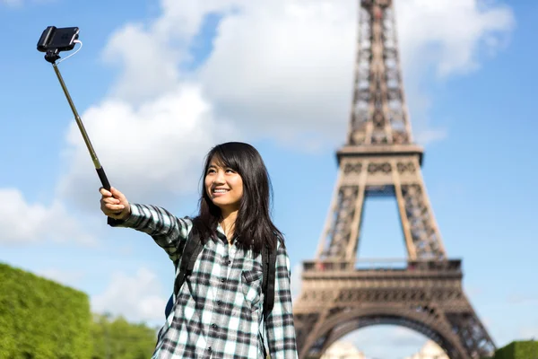 Young attractive asian tourist in Paris taking selfie — Stock Photo, Image