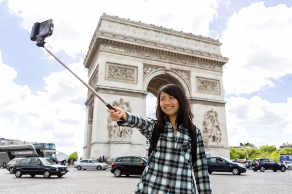 Unga attraktiva asiatiska turist i paris med selfie — Stockfoto