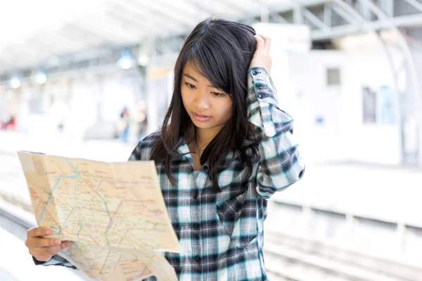 Young attractive asian tourist lost in Paris — Stock Photo, Image