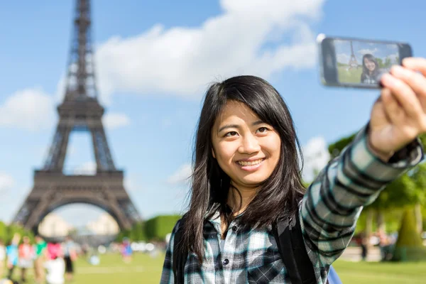 Unga attraktiva asiatiska turist i paris med selfie — Stockfoto