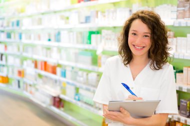 çekici eczacı iş yerinde not alma