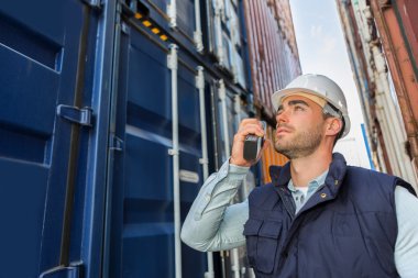 güvenlik sistemi kontrol genç çekici liman işçisi