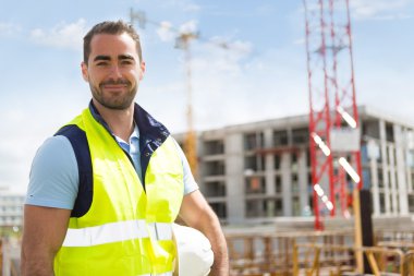 portre çekici bir işçinin bir inşaat sitesinde 