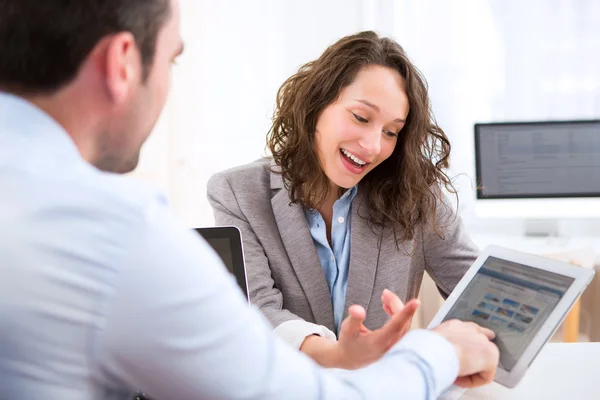 Jonge aantrekkelijke vrouw tijdens sollicitatiegesprek — Stockfoto