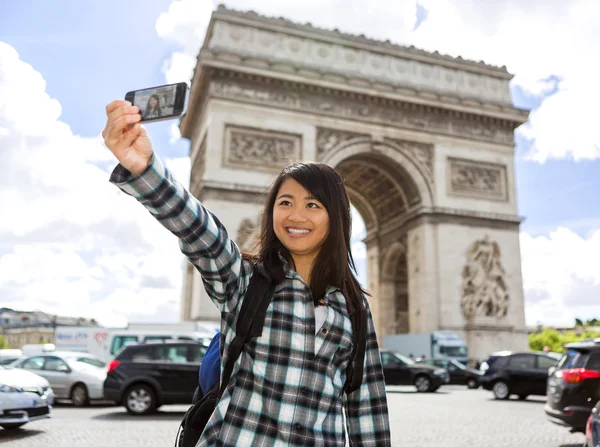 Joven atractivo asiático turista en Paris tomando selfie — Foto de Stock