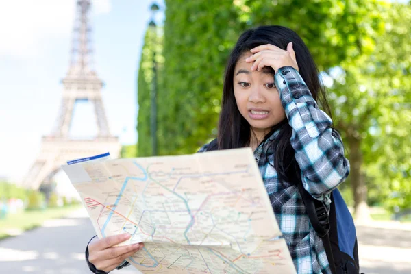 Young attractive asian tourist lost in Paris — Stock Photo, Image